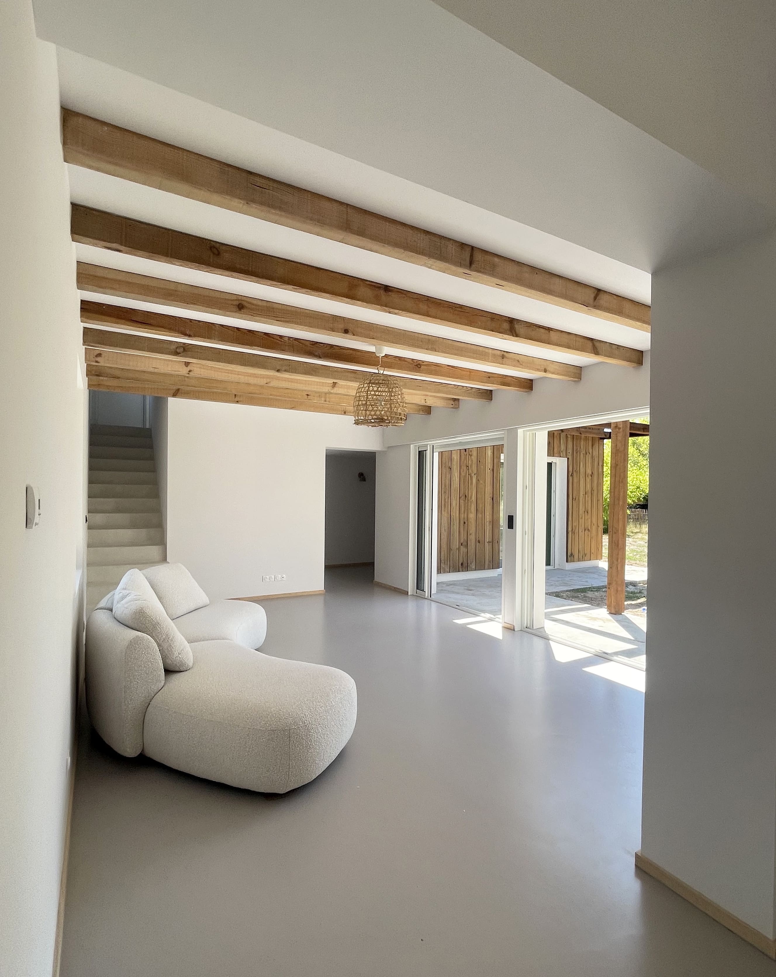  Lala Architectes_maison_landes_blanc_peinture de sol_solives bois_escalier beton enduit_galandage