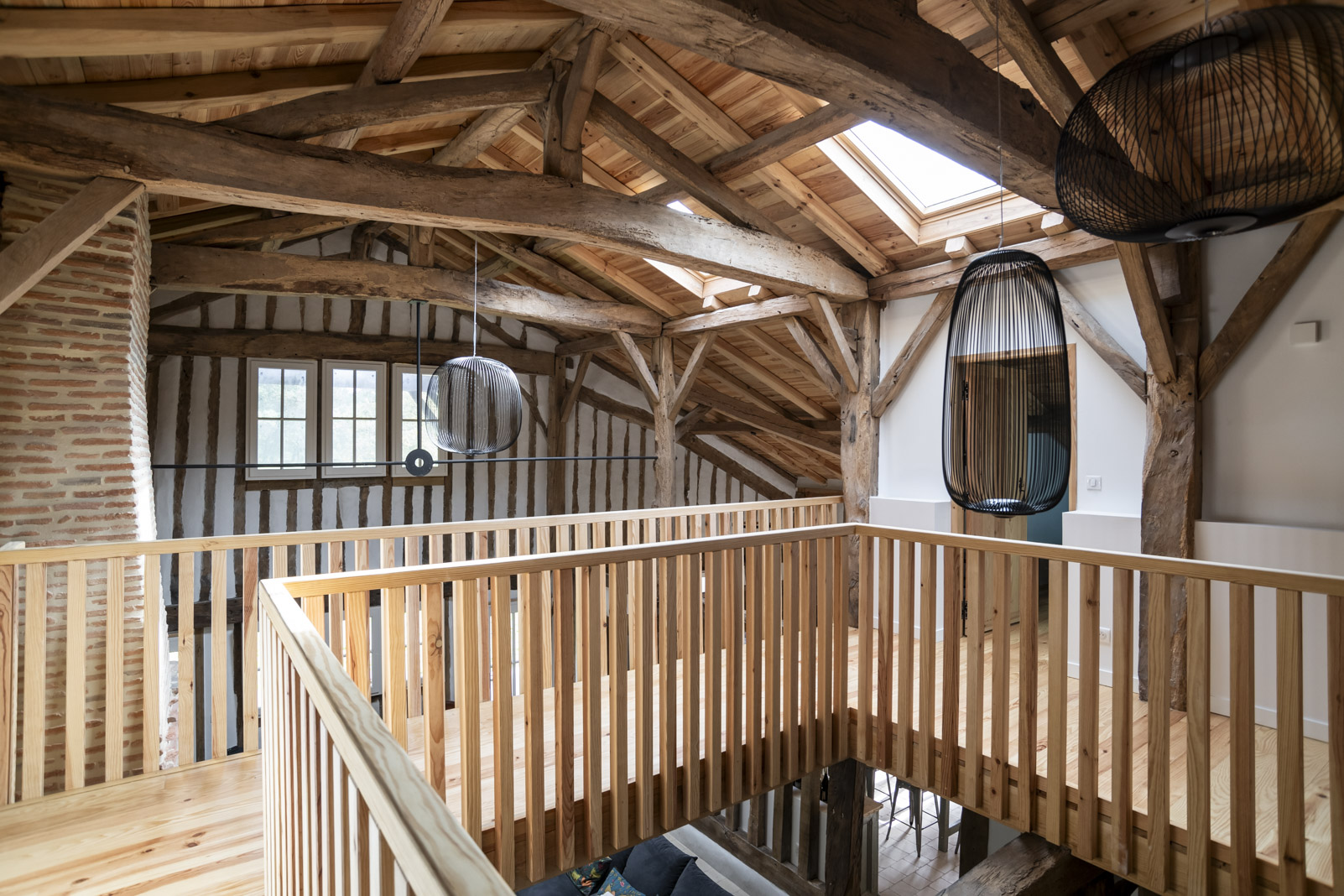 Lala architectes_Landes_Rénovation_colombages_passerelle_garde-corps bois_charpente_double hauteur_luminosité