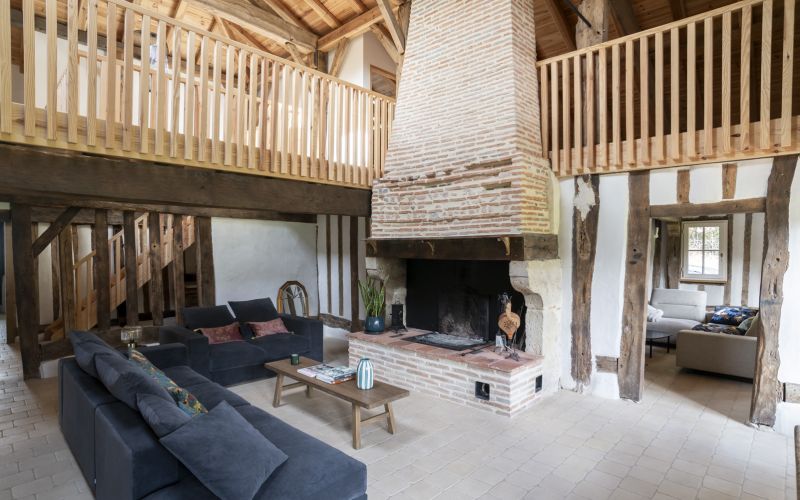 Lala architectes_Landes_Rénovation_colombages_cheminée_briquette_pierre de bourgogne_garde-corps_double hauteur.jpg